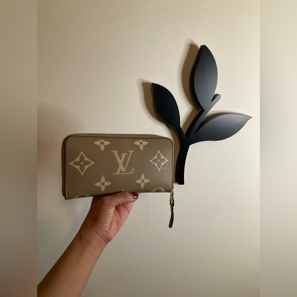Authentic Louis Vuitton Monogram Bicolor Zippy Wallet